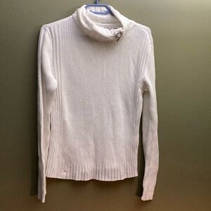 Liz & co. White ribbed turtleneck with decorative buttons on the collar.